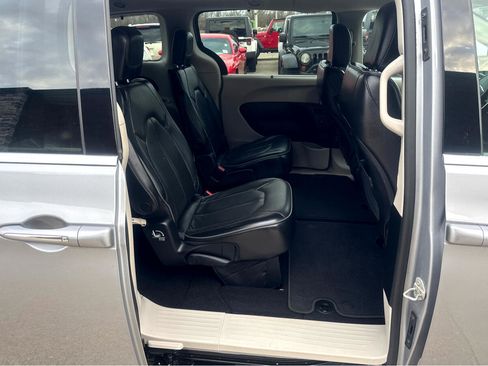 Used 2019 Chrysler Pacifica Limited image 16