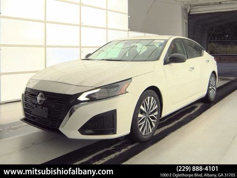 Used 2025 Nissan Altima 2.5 SV FWD image 1