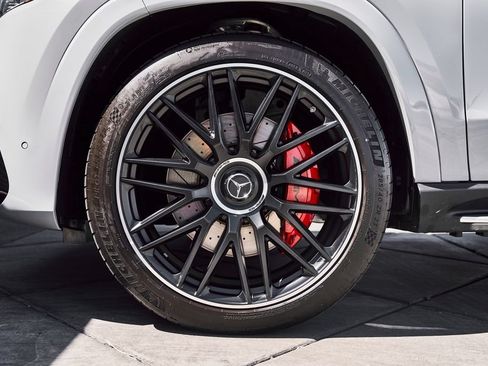 Used 2025 Mercedes-Benz GLS 63 AMG 4MATIC image 3
