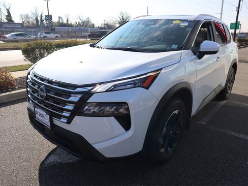 Used 2024 Nissan Rogue SV w/ SV Premium Package image 8