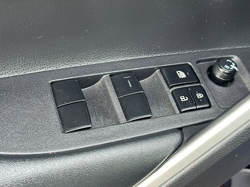 Used 2025 Toyota Corolla Cross XLE image 12