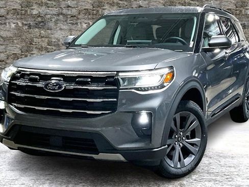 New 2026 Ford Explorer Active w/ Active Comfort Package image 2