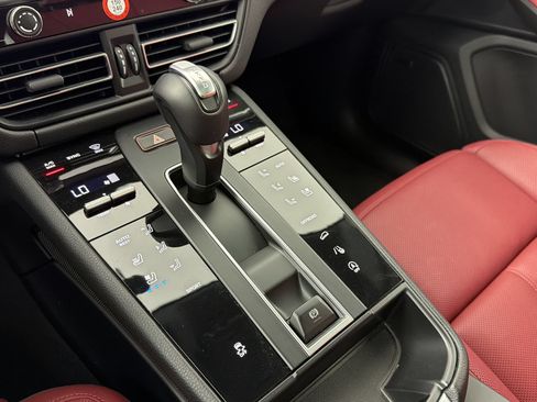 Certified 2026 Porsche Macan AWD/4WD image 19