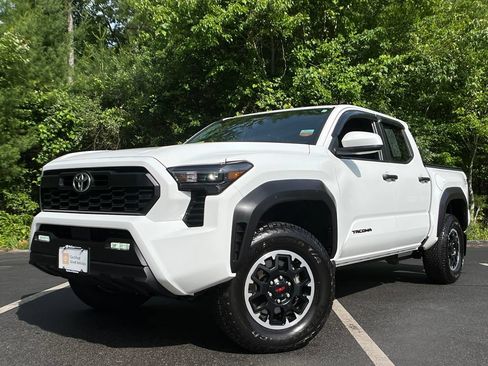 Certified 2025 Toyota Tacoma TRD Off-Road AWD/4WD image 1