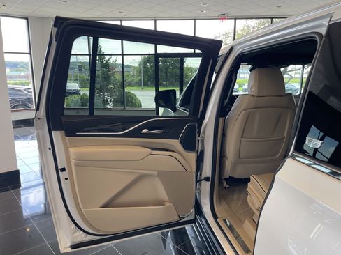 Certified 2024 Cadillac Escalade ESV Premium Luxury AWD/4WD image 15