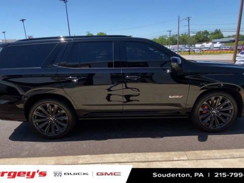 Used 2025 Cadillac Escalade V AWD/4WD image 11