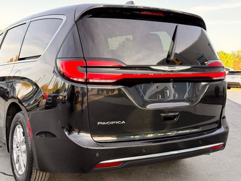 Used 2023 Chrysler Pacifica Touring-L FWD image 5