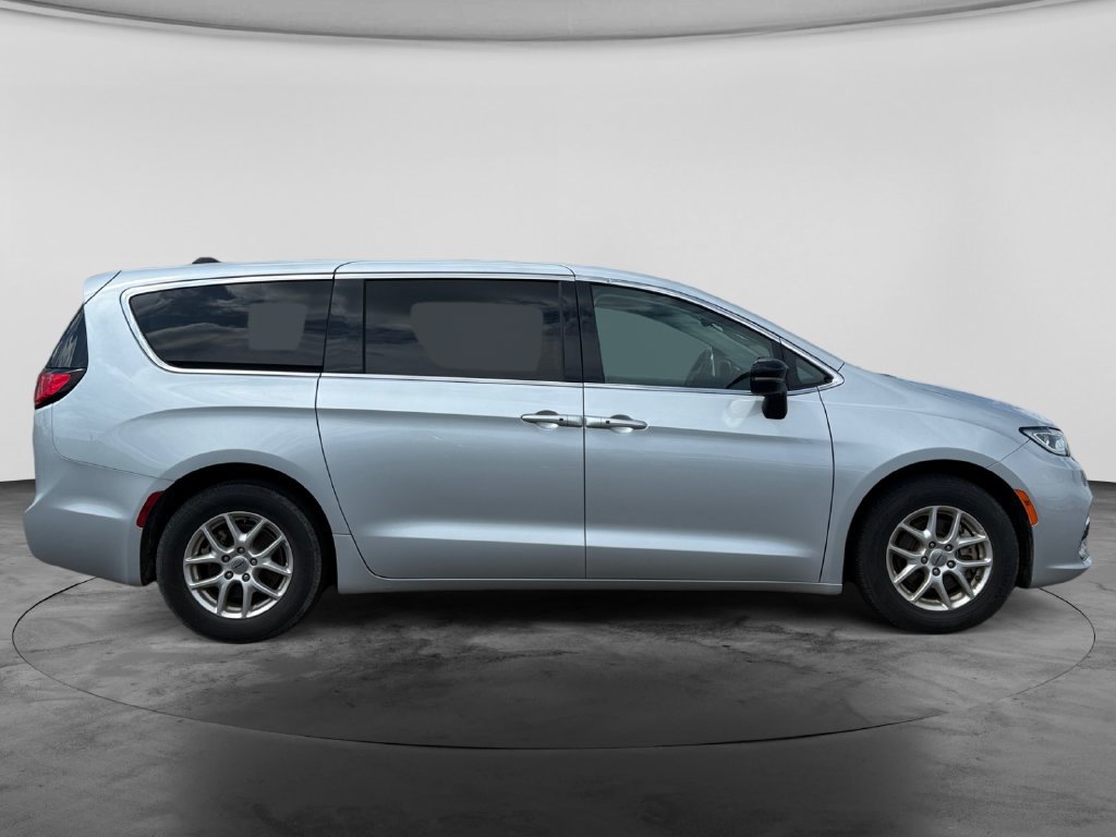 Used 2024 Chrysler Pacifica Touring-L FWD image 11
