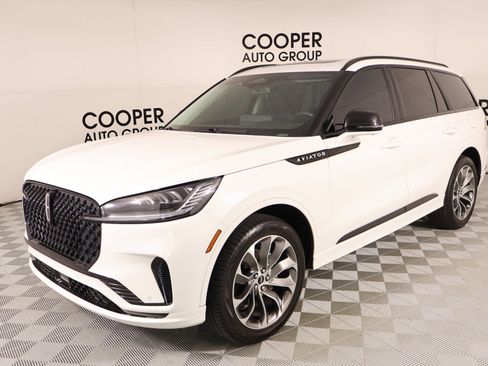 Used 2025 Lincoln Aviator AWD w/ Jet Appearance Package image 11