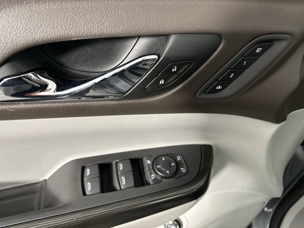Used 2020 GMC Acadia SLT w/ Driver Alert Package II FWD image 3