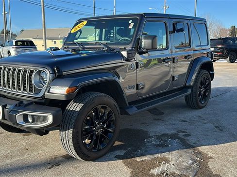 Used 2025 Jeep Wrangler Unlimited Sahara image 3