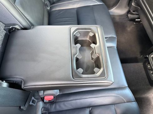 Used 2022 Volvo XC40 T5 Momentum image 31