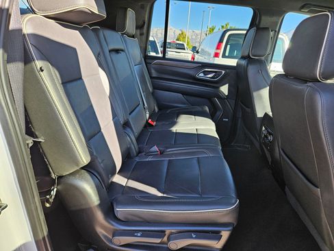 Used 2024 Chevrolet Suburban Premier image 32