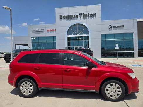 Used 2020 Dodge Journey SE FWD image 2