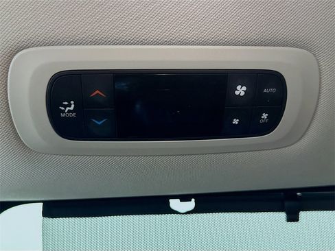 Used 2022 Chrysler Pacifica Touring-L image 32