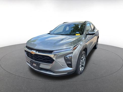 Used 2025 Chevrolet Trax LT FWD image 3