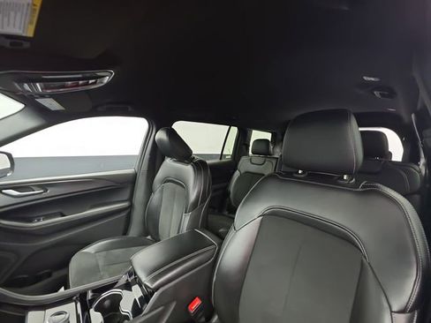 Used 2023 Jeep Grand Cherokee L Laredo image 45