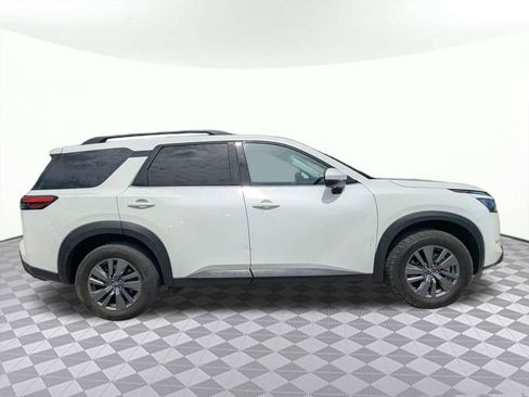 Used 2024 Nissan Pathfinder SV FWD image 2