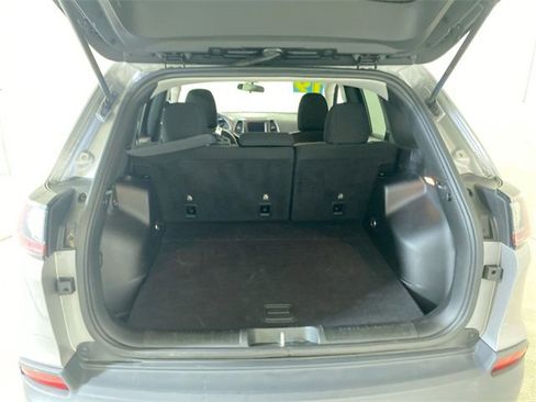 Used 2019 Jeep Cherokee Latitude w/ Cold Weather Group image 30
