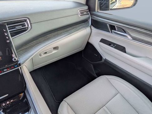 Used 2024 Jeep Wagoneer L Series II w/ Flexible Seating Group AWD/4WD image 17