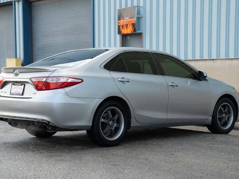 Used 2016 Toyota Camry SE w/ Moonroof Package FWD image 13