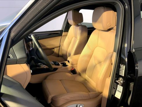 Used 2025 Porsche Macan image 5