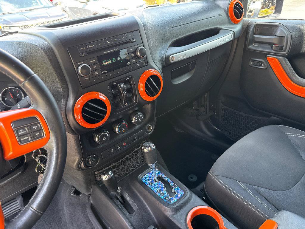 Used 2016 Jeep Wrangler Unlimited Sahara w/ Connectivity Group AWD/4WD image 27