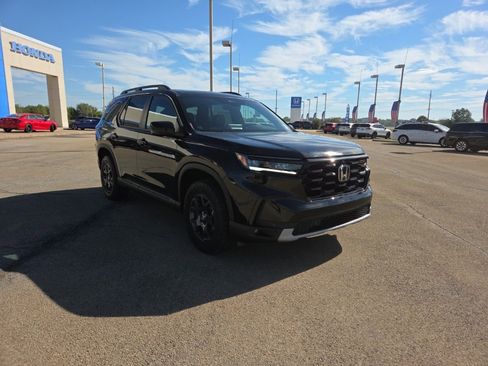 New 2025 Honda Pilot TrailSport image 3