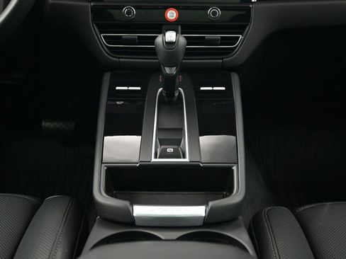 Certified 2026 Porsche Macan AWD/4WD image 10