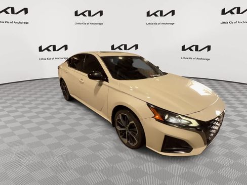 Used 2023 Nissan Altima 2.5 SR w/ SR Premium Package AWD/4WD image 2