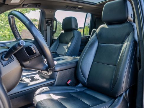 Used 2021 Chevrolet Suburban LT RWD image 27