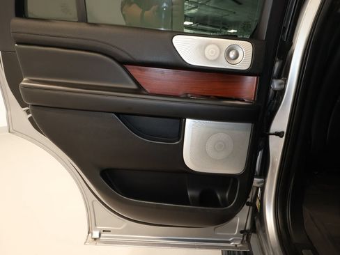 Used 2021 Lincoln Navigator Reserve w/ Luxury Package AWD/4WD image 12