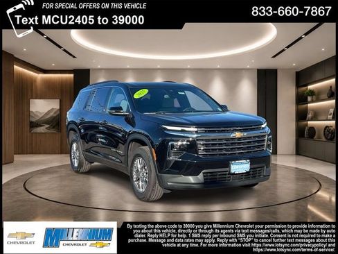 Used 2025 Chevrolet Traverse LT FWD image 1