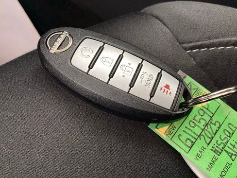 Used 2025 Nissan Altima 2.5 SV FWD image 30