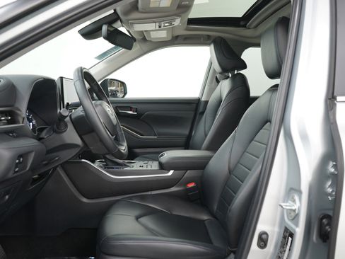 Used 2023 Toyota Highlander XLE image 24