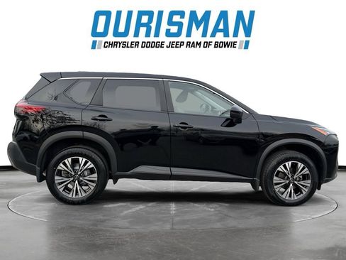 Used 2023 Nissan Rogue SV image 2