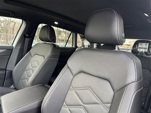 New 2026 Volkswagen Atlas Cross Sport SE image 11
