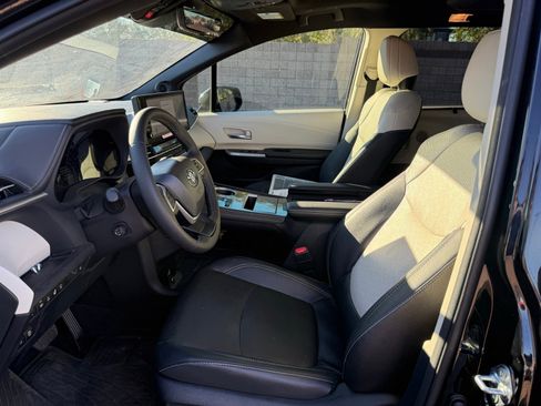 Used 2025 Toyota Sienna Platinum image 14