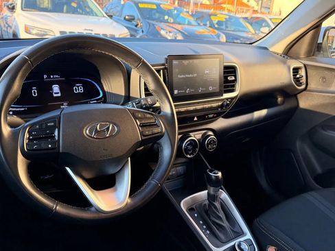 Used 2024 Hyundai Venue SEL image 17