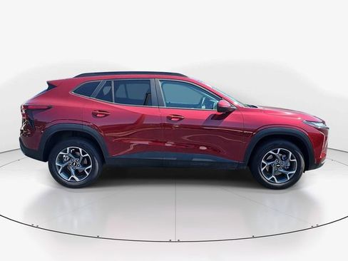 Used 2025 Chevrolet Trax LT w/ LT Convenience Package FWD image 2