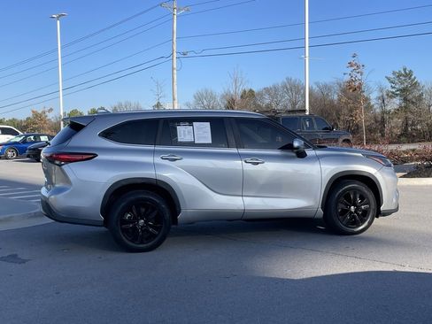 Used 2023 Toyota Highlander XLE image 9