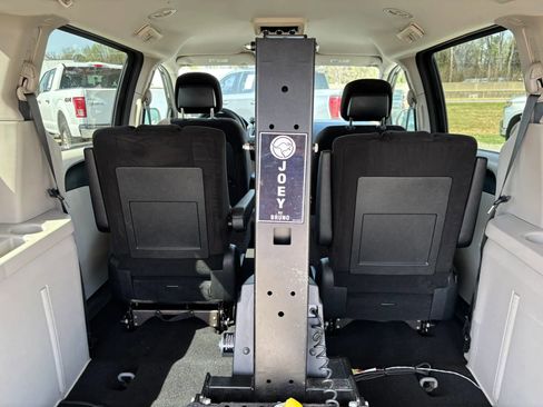Used 2012 Dodge Grand Caravan SXT FWD image 11