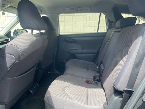 Used 2025 Toyota Highlander LE FWD image 10