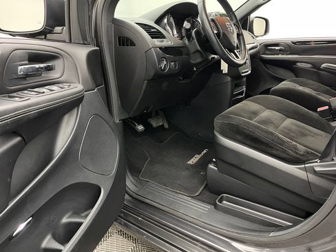 Used 2016 Dodge Grand Caravan SE FWD image 13