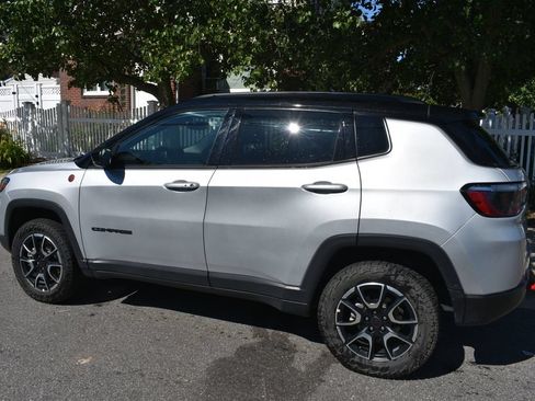 Used 2025 Jeep Compass Trailhawk AWD/4WD image 9