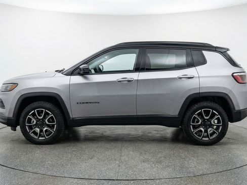 Used 2025 Jeep Compass Trailhawk image 5