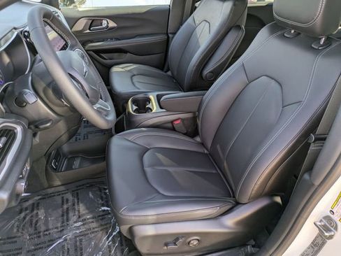 New 2026 Chrysler Pacifica Select FWD image 10