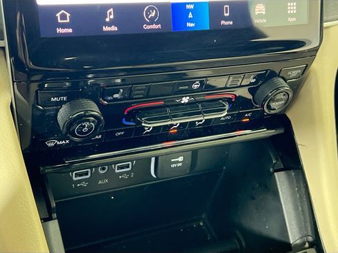 Used 2023 Jeep Grand Cherokee Limited image 16