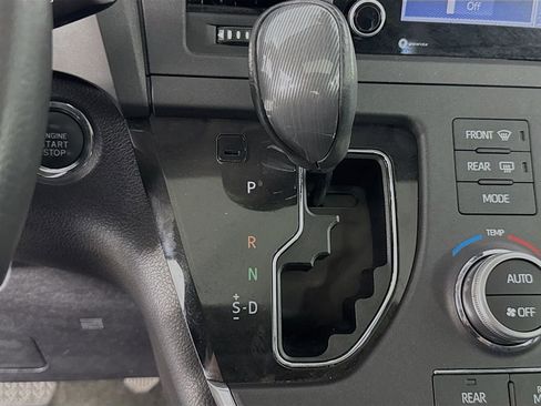 Used 2018 Toyota Sienna SE w/ SE Preferred Package image 22