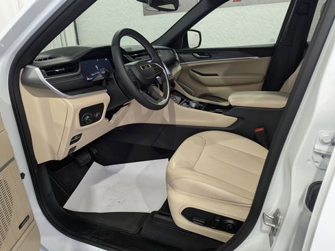 Used 2024 Jeep Grand Cherokee Limited image 14